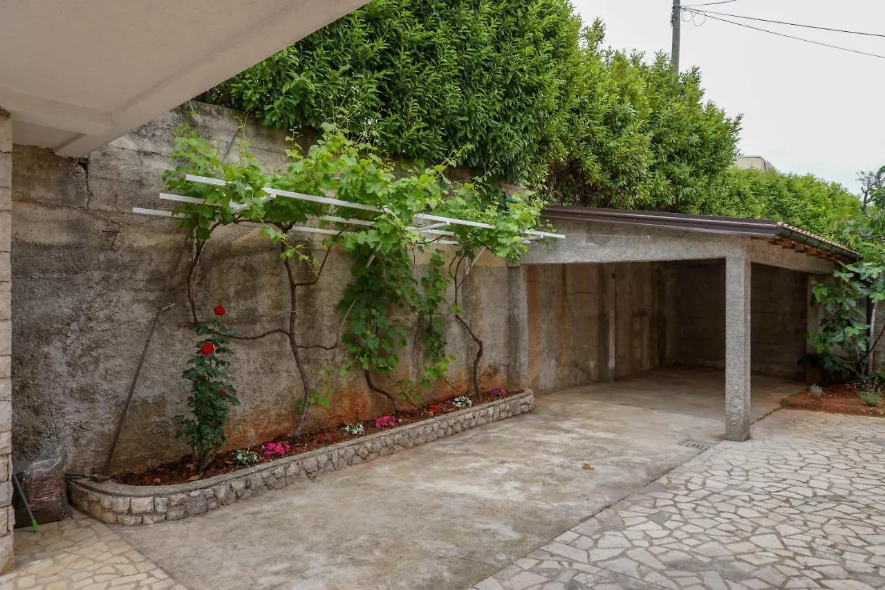 Guest house Apartments Jakov Lovran